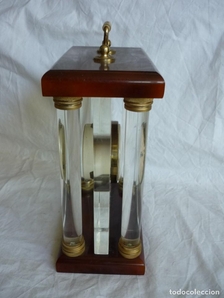 Relojes: Reloj Stainger de sobremesa en metacrilato y pasta marr&oacute;n, funcionado - Foto 3