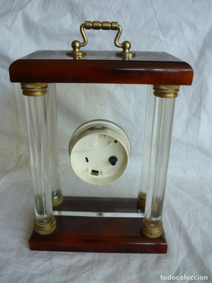Relojes: Reloj Stainger de sobremesa en metacrilato y pasta marr&oacute;n, funcionado - Foto 4
