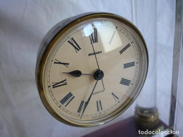 Relojes: Reloj Stainger de sobremesa en metacrilato y pasta marr&oacute;n, funcionado - Foto 6