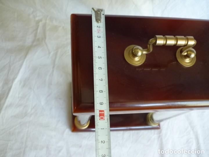 Relojes: Reloj Stainger de sobremesa en metacrilato y pasta marr&oacute;n, funcionado - Foto 10