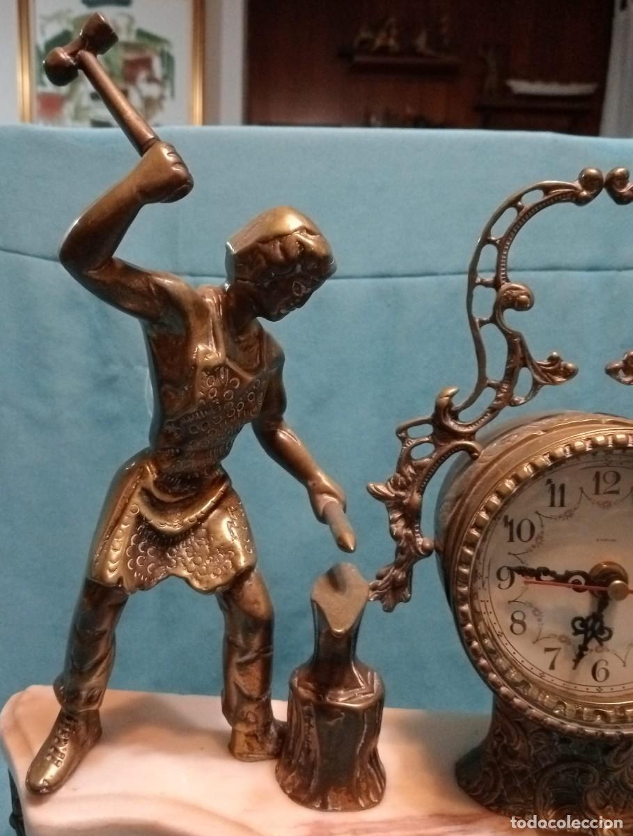 Relojes: RELOJ DE MESA CON FIGURA DE HERRERO - Foto 4