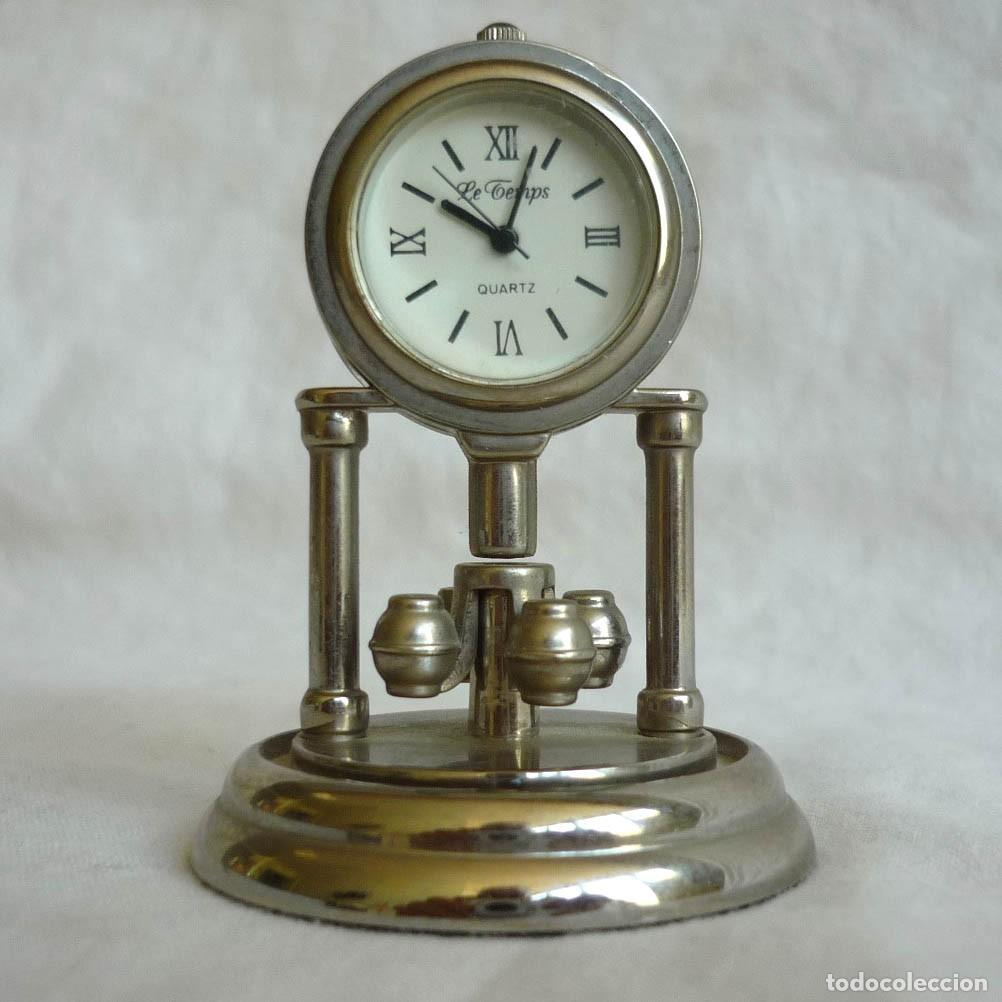 Relojes: Reloj de metal plateado en miniatura funcionando - Foto 1