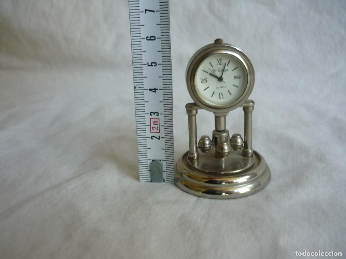 Relojes: Reloj de metal plateado en miniatura funcionando - Foto 7