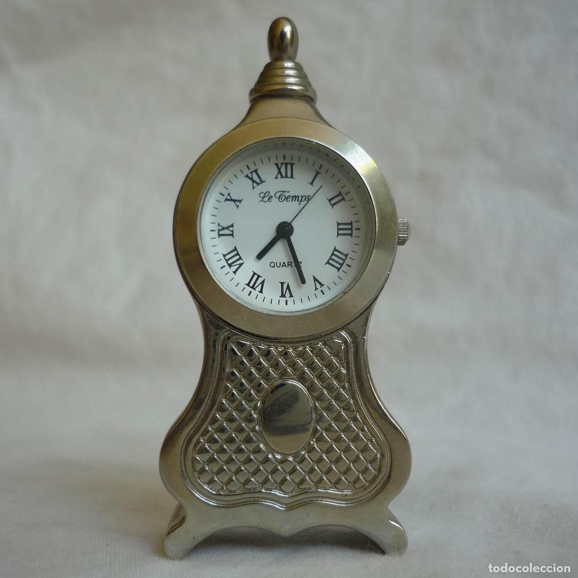 Relojes: Reloj de metal plateado en miniatura funcionando - Foto 1