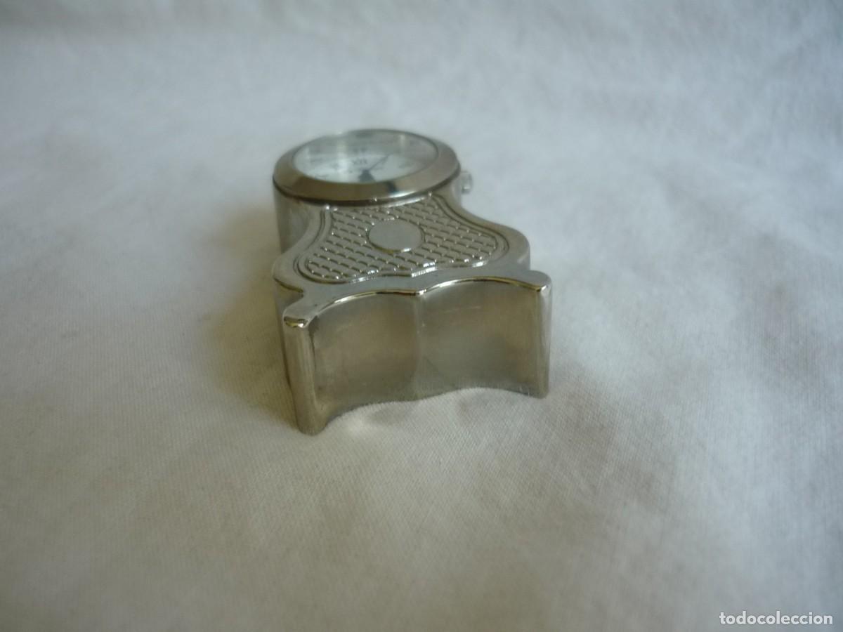 Relojes: Reloj de metal plateado en miniatura funcionando - Foto 6