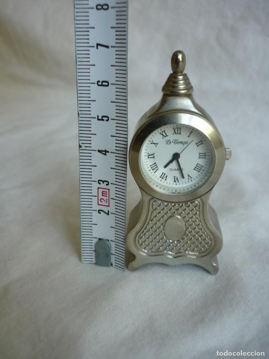 Relojes: Reloj de metal plateado en miniatura funcionando - Foto 7
