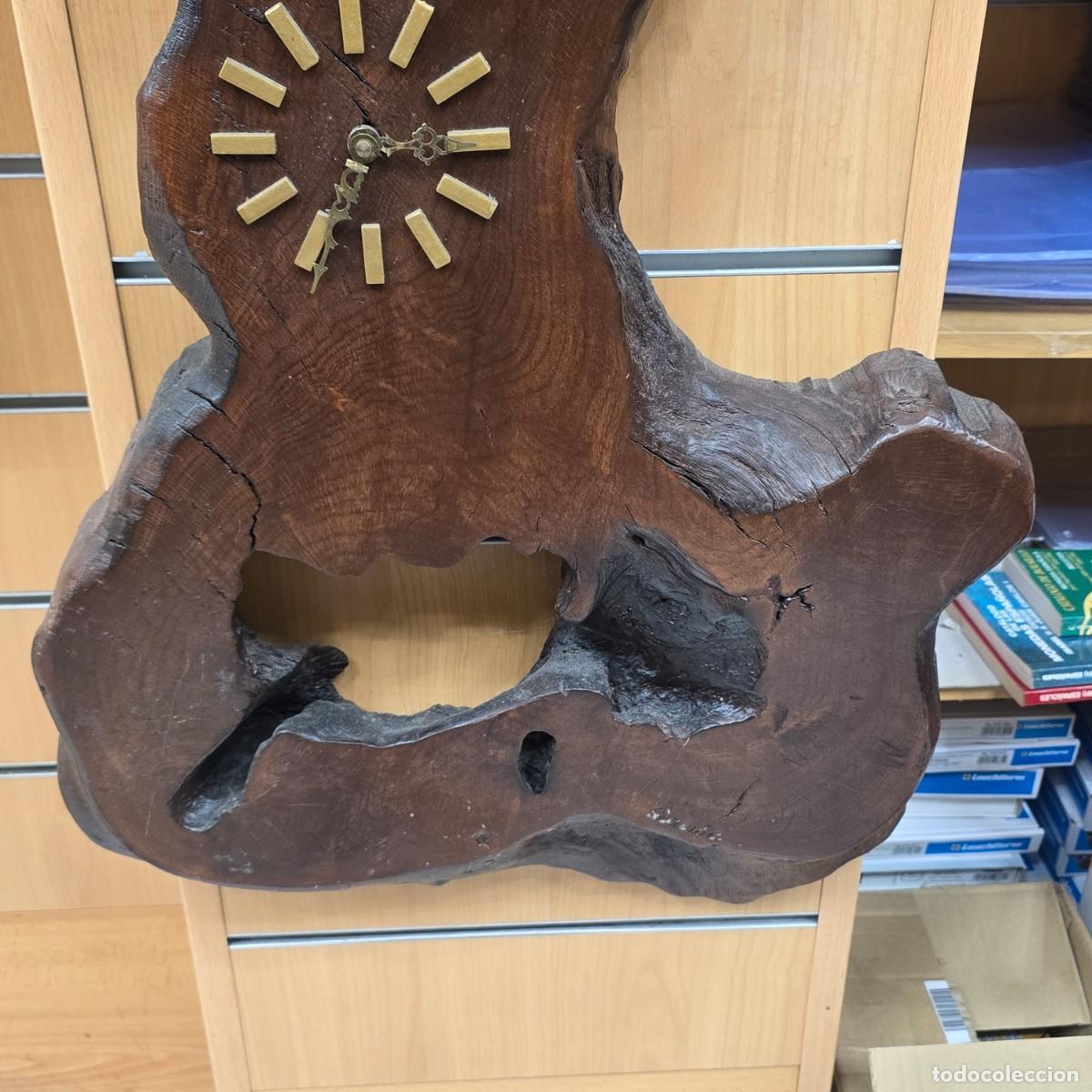 Relojes: Reloj de madera tallado a mano. - Foto 3