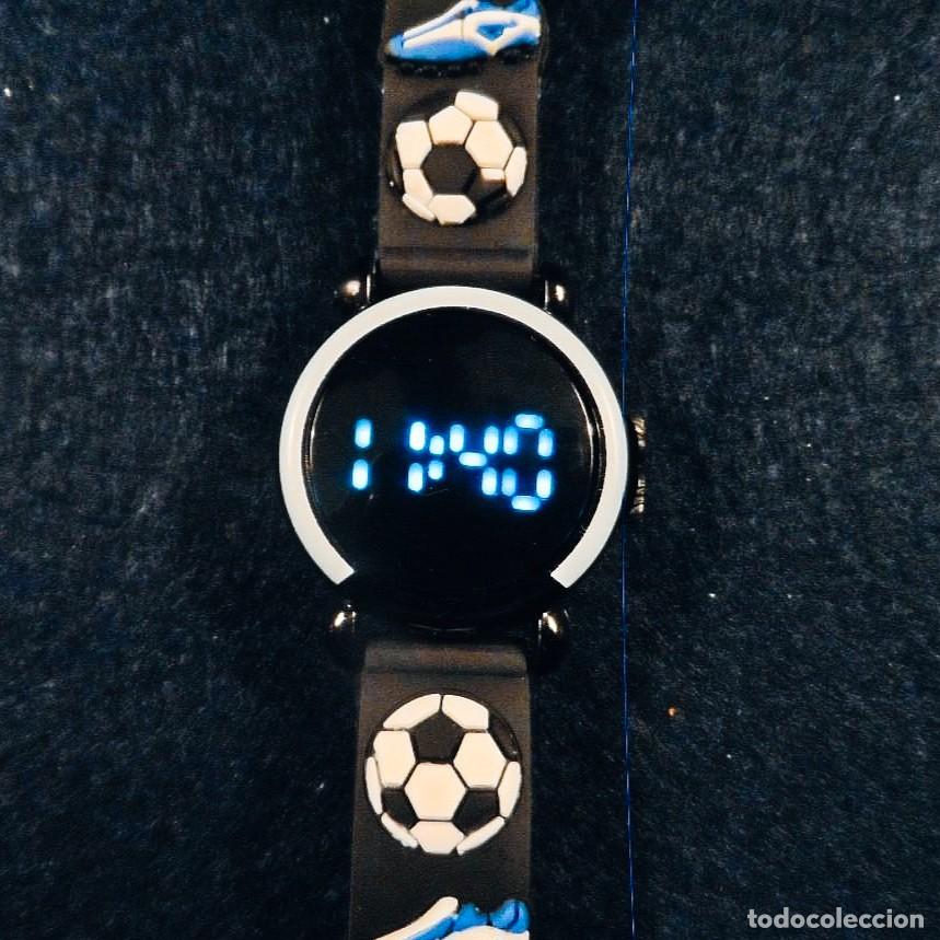 Watches: RELOJ CON CORREA DE CAUCHO NEGRO TEMA FUTBOL DIGITAL - PILA
