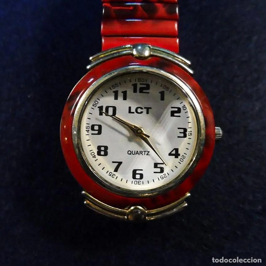 Watches: RELOJ CON CORREA ELASTICA ESMALTE Y CAJA DE ACERO ROJO. MARCA LTC. ESFERA BLANCA. QUARTZ