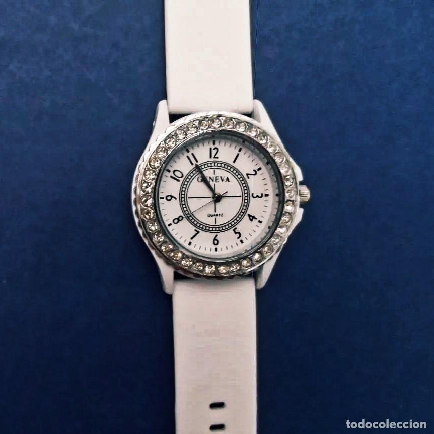 Watches: RELOJ CORREA CAUCHO BLANCO ACERO Y CIRCONITAS.MARCA GENEVA. ESFERA BLANCA. QUARTZ