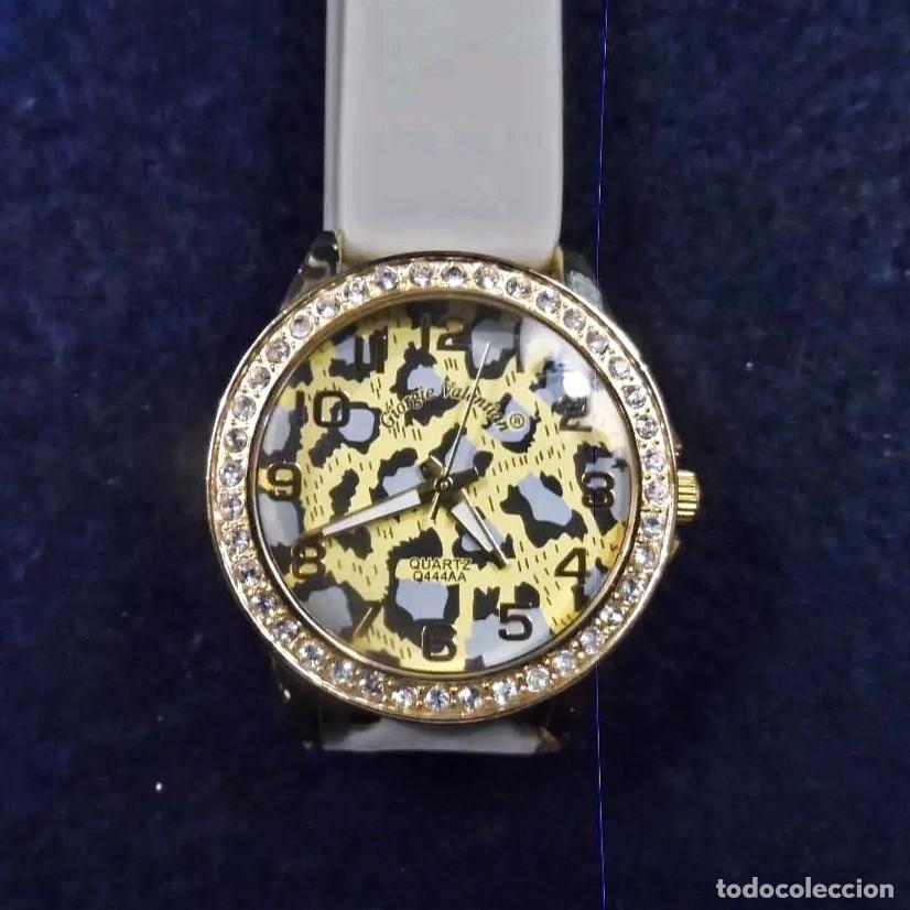 Watches: RELOJ DE CORREA CAUCHO GRIS CON ACERO DORADO Y CIRCONITAS. GIORGIE VALENTIAN. QUARTZ
