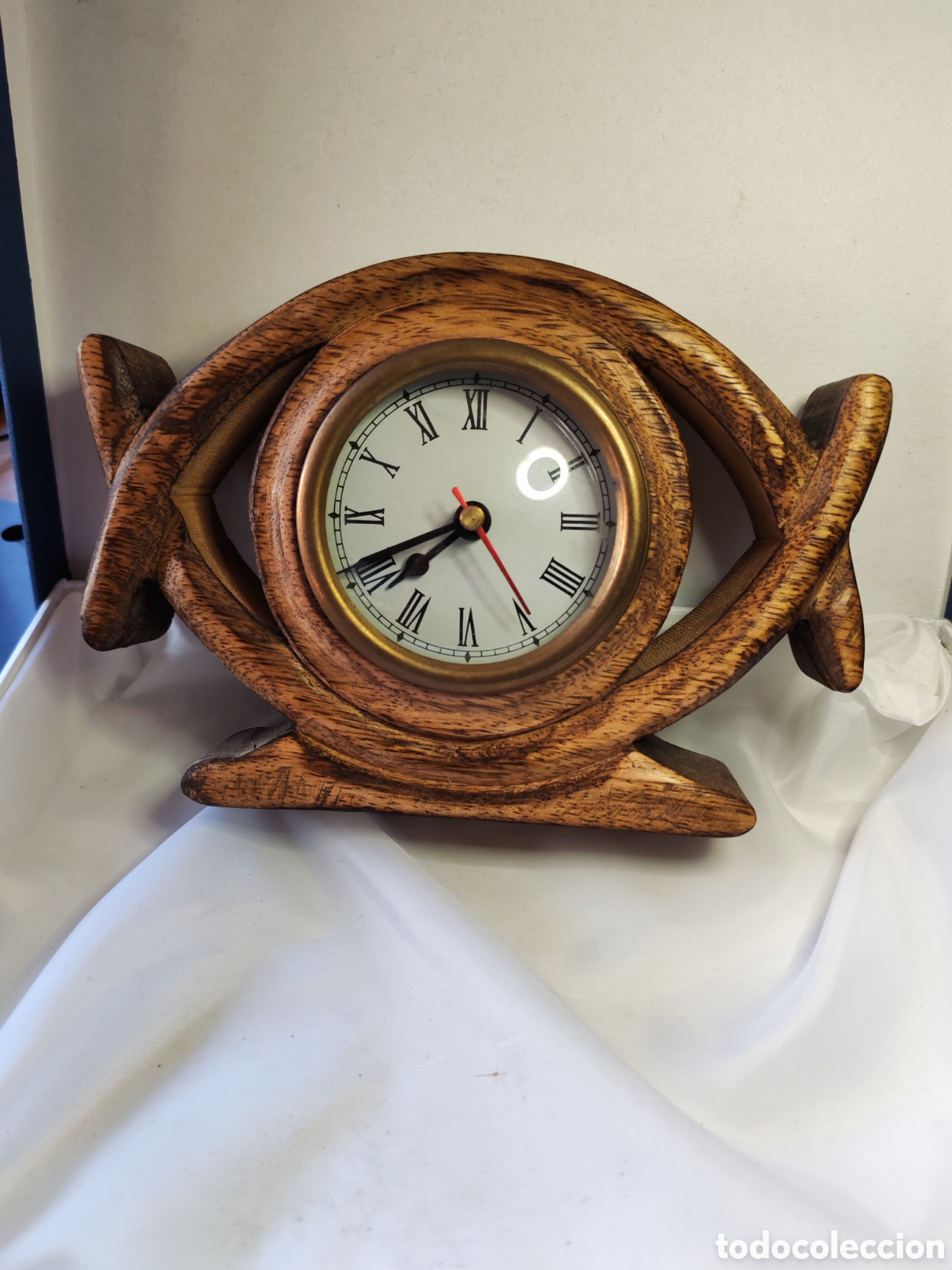 Relojes: Reloj de mesa artesanal con marco de madera tallada.