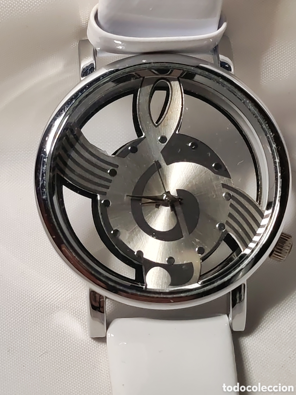Relojes: Reloj con dise&ntilde;o calado o&rdquo;Hollow&rdquo; Clave de sol en el centro. Cuarzo. (CL)