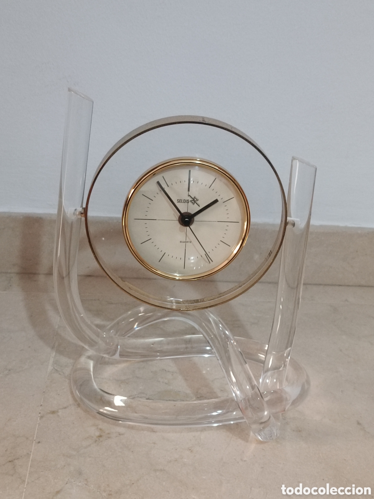 Relojes: Reloj metacrilato Seldis. Funciona. Dorado da&ntilde;ado, aparece en fotos. Altura 26 cm.