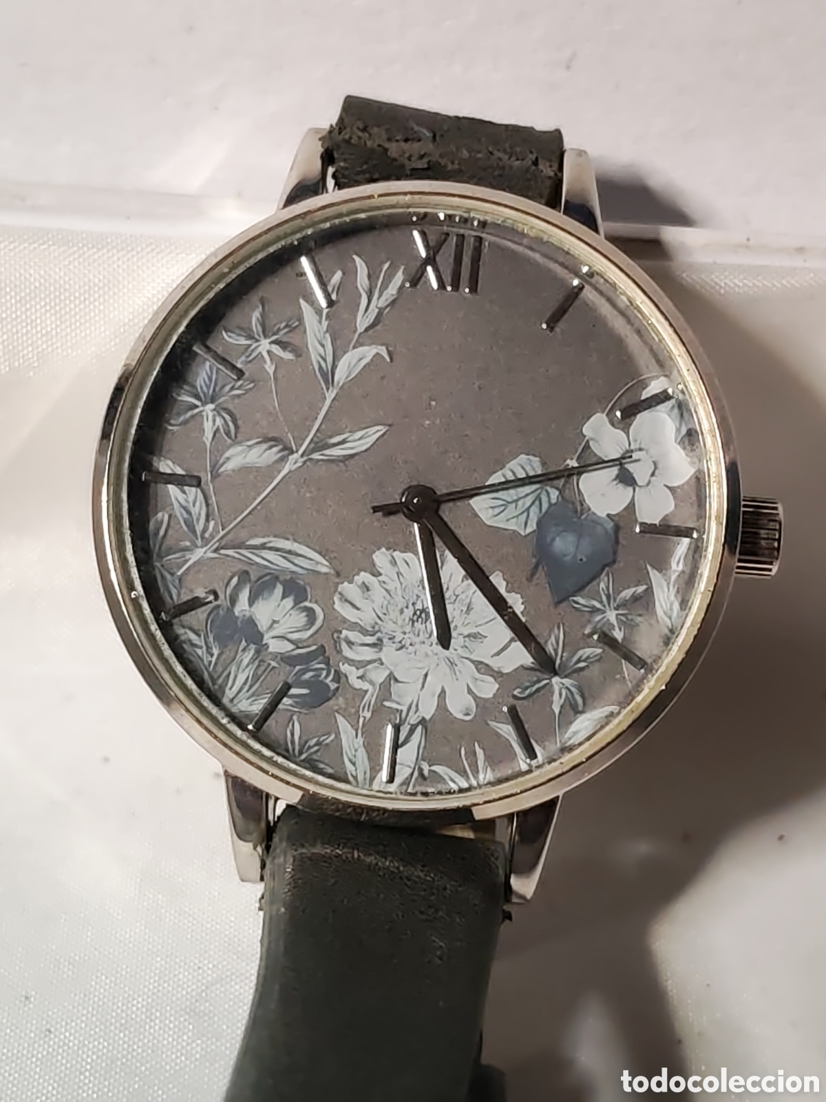 Relojes: Reloj de pulsera Bijou Brigite. Esfera grtis oscuro decorada con flores. Cuarzo.