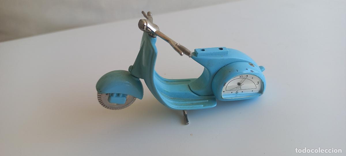 Relojes: Reloj de escritorio coleccionable con forma de moto, mini scooter azul estilo Vespa.