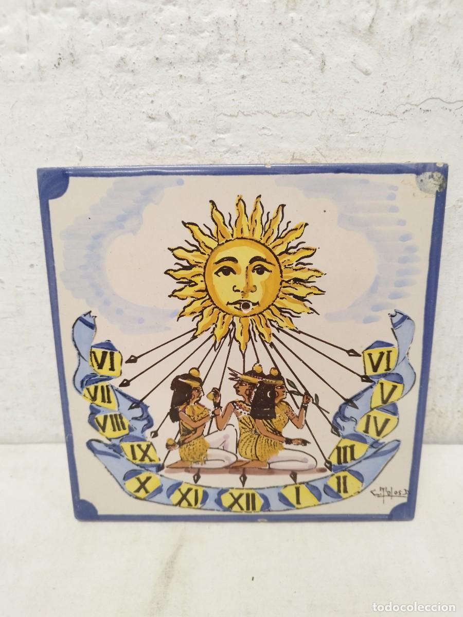 Relojes: Azulejo, rayola de un reloj solar, con motivos egipcios. Sin estilete, firmado.