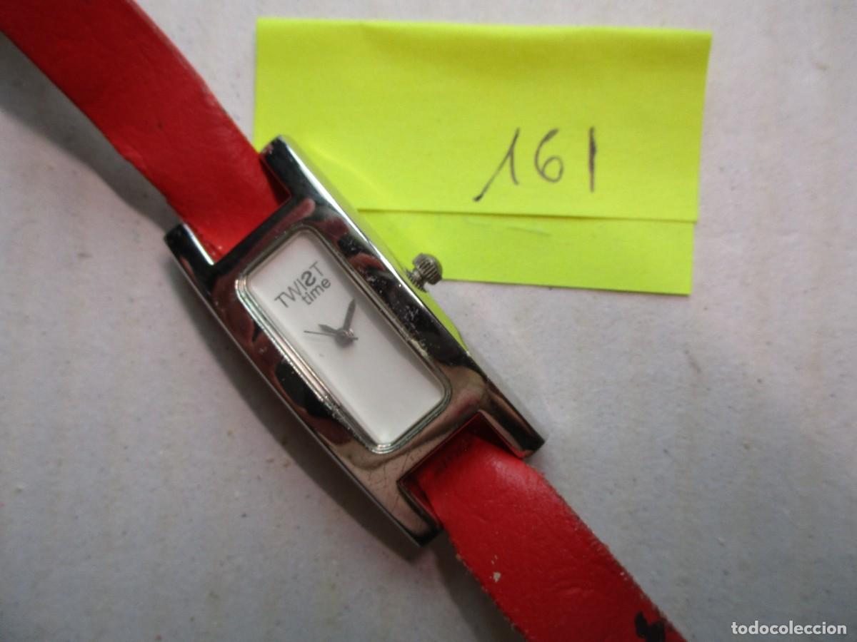 Relojes: RELOJ PULSERA TWIST , ALARGADO MAXIMO 4.3 CM ANCHO 1.9 CM CORREA PIEL ROJA BONITO . BONITO