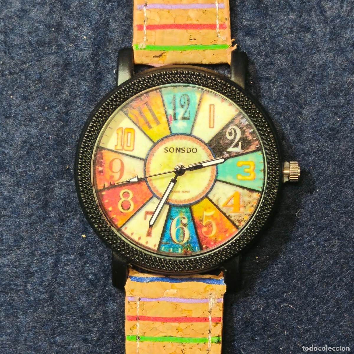Uhren: RELOJ CORREA CORCHO Y ACERO NEGRO. MARCA SONSDO. ESFERA MULTICOLOR. QUARTZ
