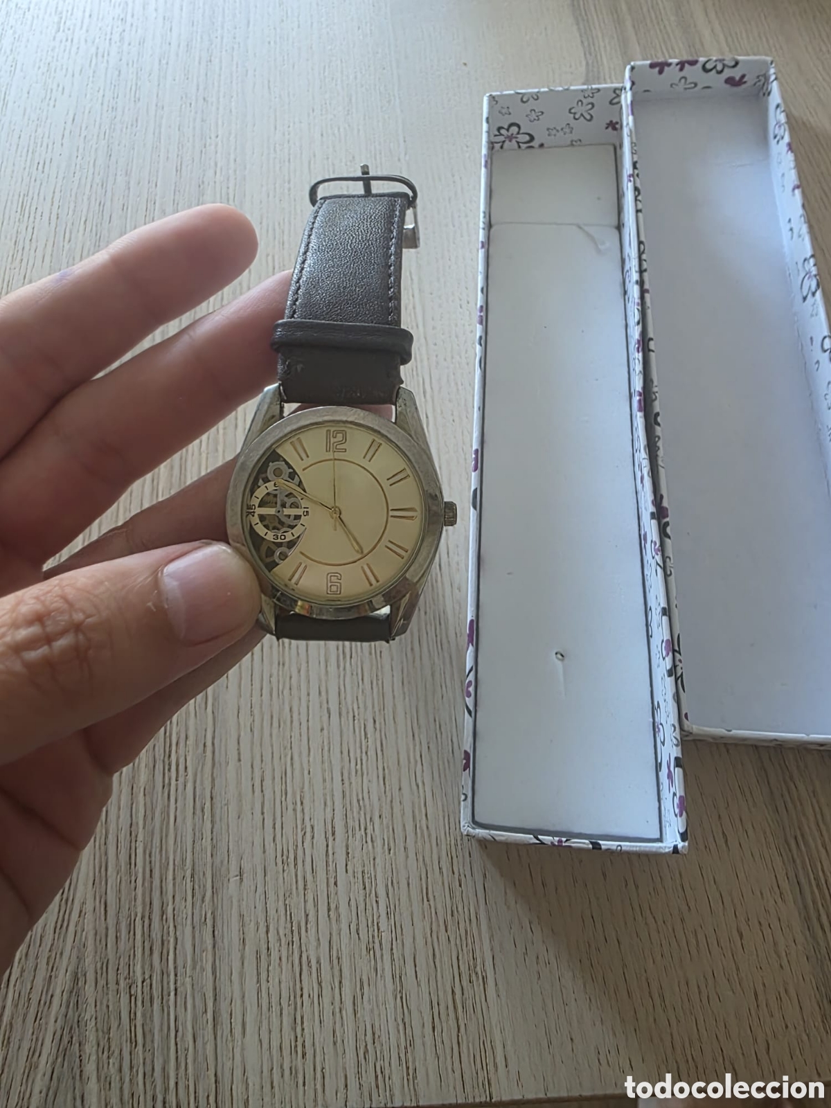 Relojes: Reloj avon de pulsera con correa de cuero