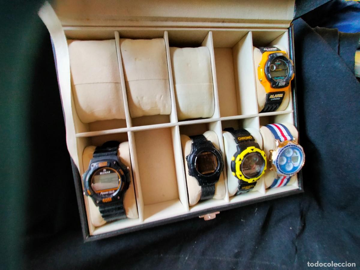 Relojes: LOTE DE CAJA CON 5 RELOJES SIN PROBAR.POSIBLEMENTE REQUIERAN REPARACI&Oacute;N. SE INCLUYE CAJA ACRISTALADA