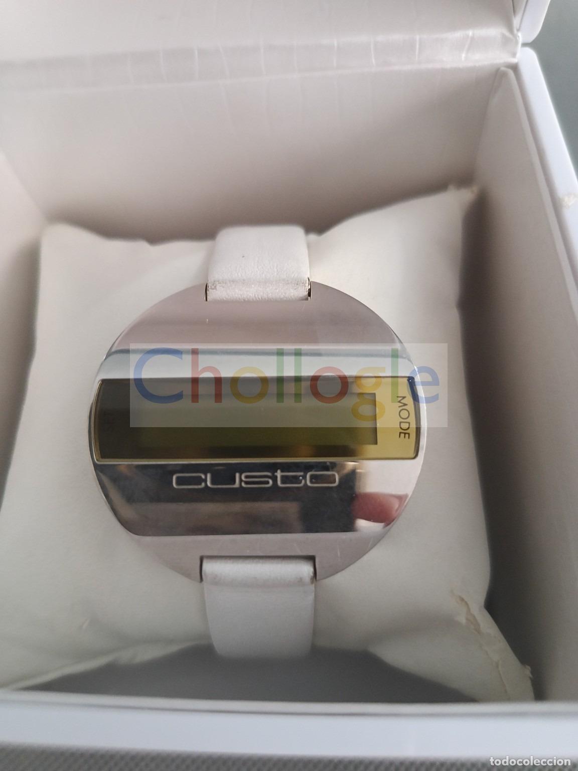 Relojes: Reloj digital Custo on Time acero y correa blanca con estuche