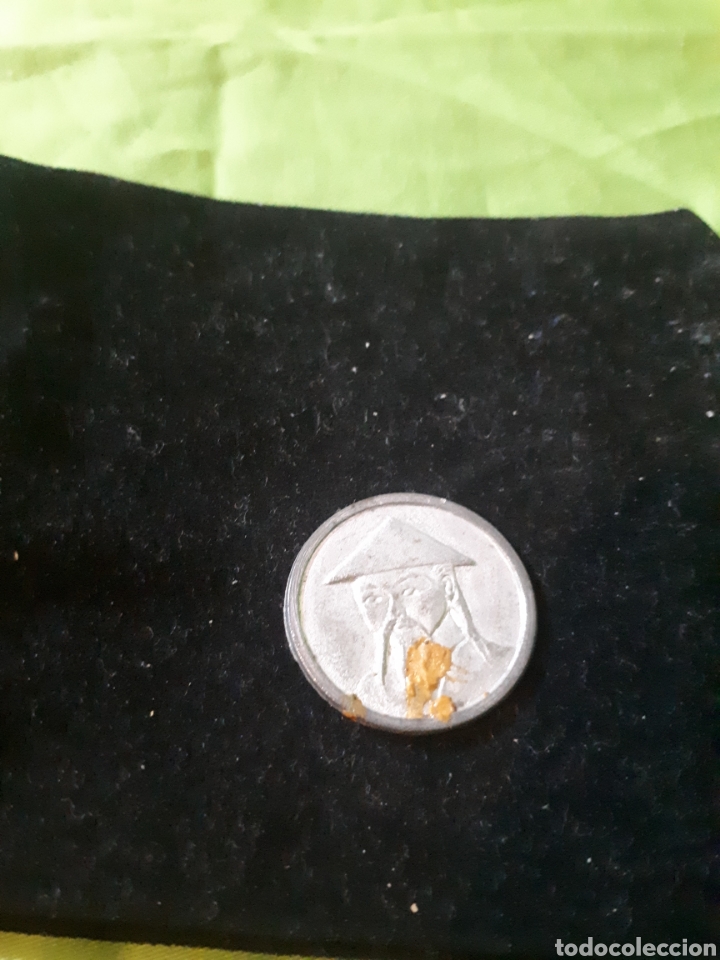 Replikate von Banknoten und M&uuml;nzen: Curiosa moneda con un mandarin o chino en una cara y letras en otra