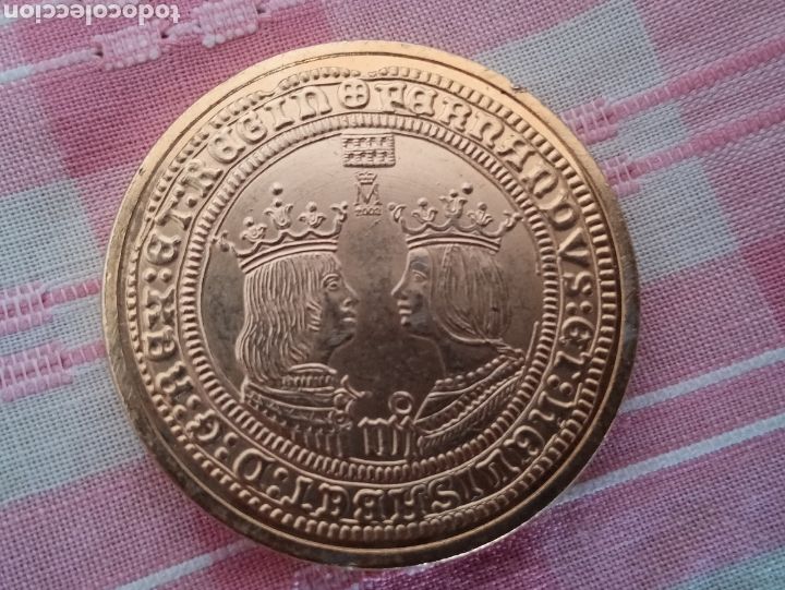 Reproducciones billetes y monedas: **BONITA MONEDA DORADA DE LOS REYES CATOLICOS (REPRODUCCION)
