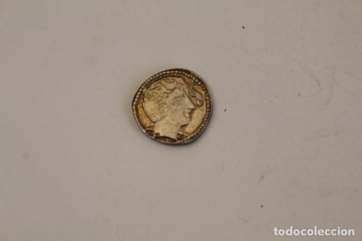Reproducciones billetes y monedas: moneda peque&ntilde;a de plata - Foto 1