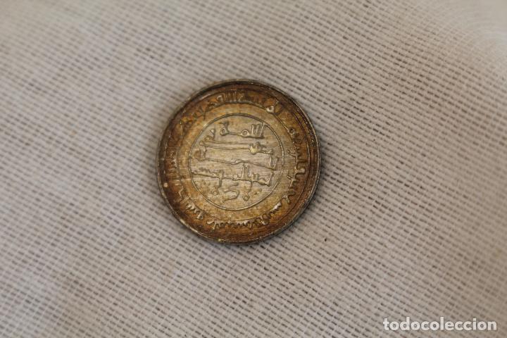 Reproducciones billetes y monedas: MONEDA ARABE REPLICA PLATA - Foto 2