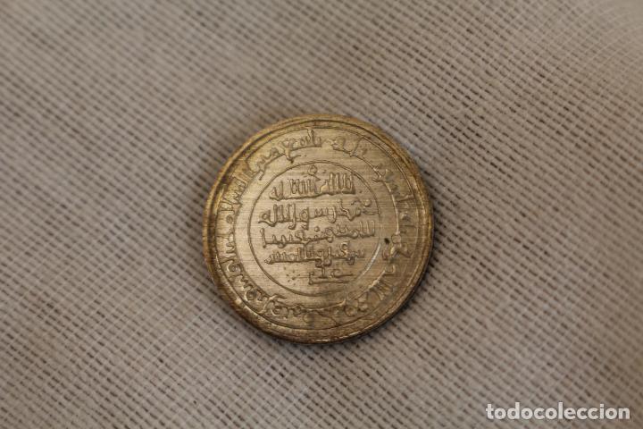 Reproducciones billetes y monedas: MONEDA ARABE REPLICA PLATA - Foto 1