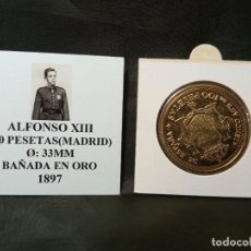 Reproducciones billetes y monedas: REPRODUCCIÓN ALFONSO XIII 100 PESETAS MADRID 33MM BAÑADA EN ORO 1897