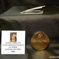 Reproducciones billetes y monedas: REPRODUCCIÓN FERNANDO VII 8 ESCUDOS SANTIAGO 42MM BAÑADA EN ORO 1809