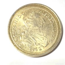 Reproducciones billetes y monedas: RÉPLICA MONEDA CARLOS III-, BAÑADA EN ORO DE 24 KT CECA REAL CASA DE LA MONEDA. Lote 365865136