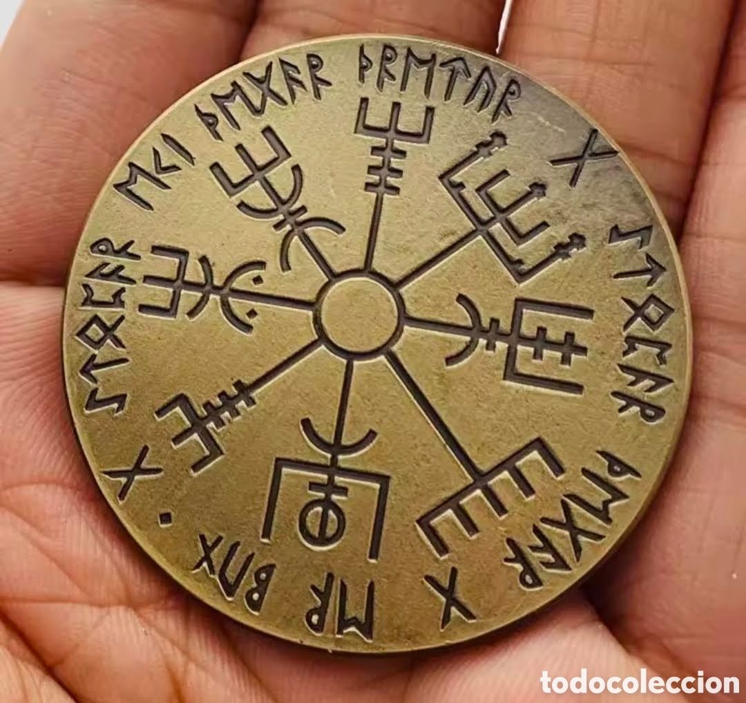 Reproducciones billetes y monedas: Moneda Amuleto Vikingo Vegv&iacute;sir - Br&uacute;jula N&oacute;rdica con Futhark Antiguo