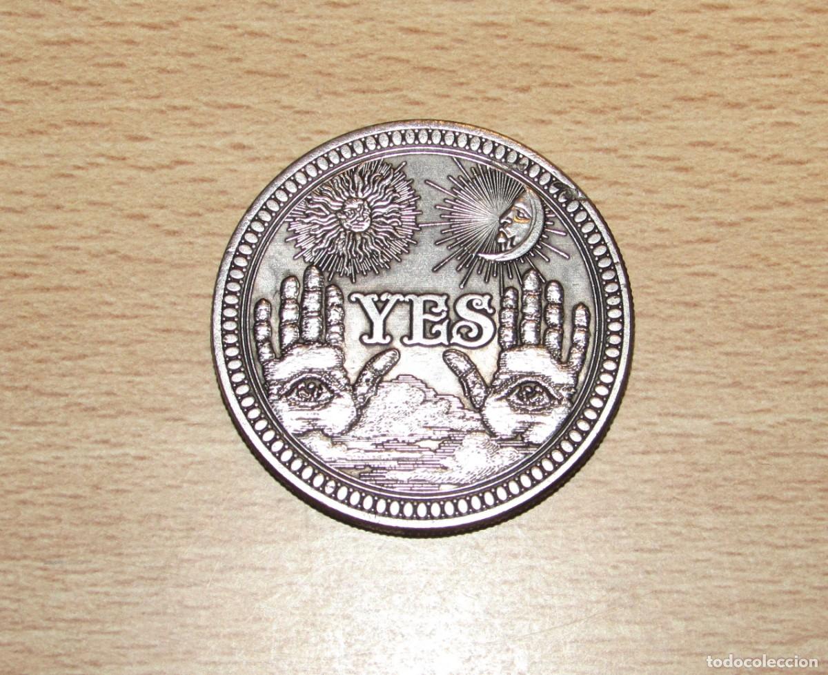 Reproducciones billetes y monedas: Moneda creativa dise&ntilde;o ocultista predicci&oacute;n yes/no sol luna esqueleto manos plateada grande