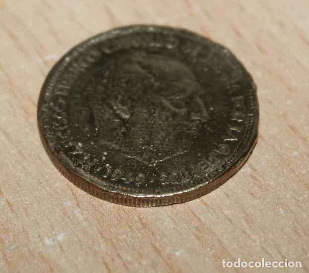 Reproducciones billetes y monedas: EXTRA&Ntilde;A MONEDA CON DOS CARAS IGUALES. FRANCISCO FRANCO, 1949. Peso 14 gramos.