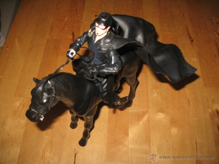 Reproducciones Figuras de Acción: JUGUETE TOY 2005 Giochi Preziosi Zorro Productions FIGURA EL ZORRO MONTADO A CABALLO HORSE MOVIBLE - Foto 1 - 312309218