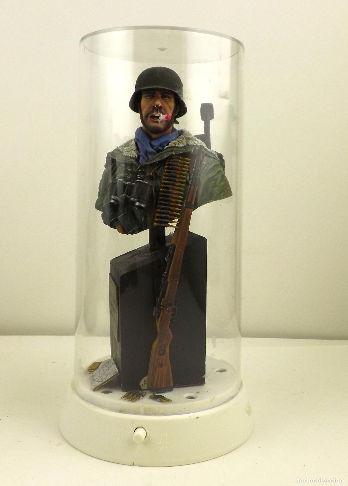 Reproducciones Figuras de Acci&oacute;n: Busto Soldado Alem&aacute;n WWII con vitrina y luz