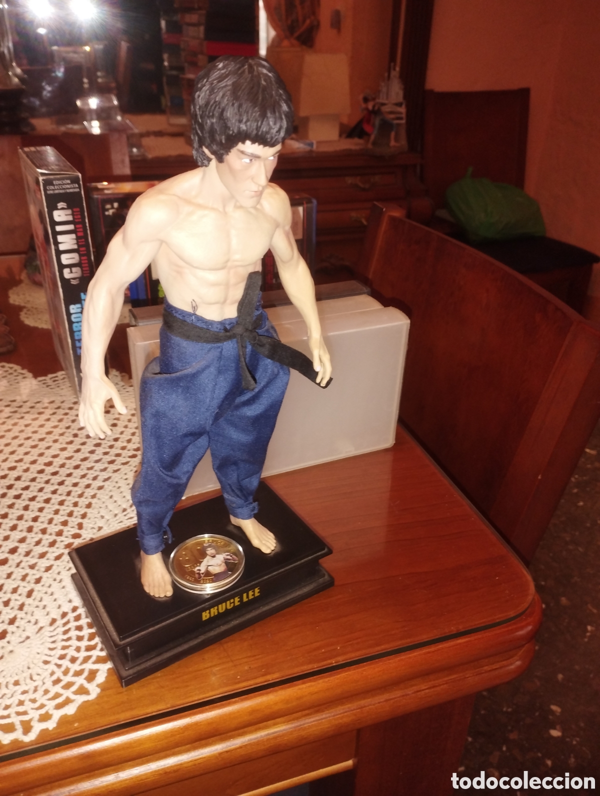 Reproducciones Figuras de Acci&oacute;n: Figura de Bruce lee + moneda 80 aniversario