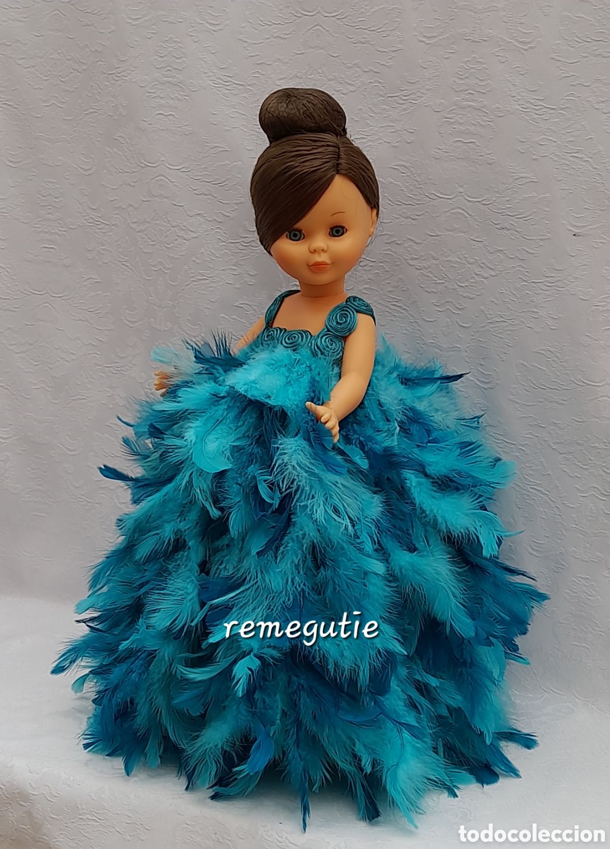 Reproducciones mu&ntilde;ecas espa&ntilde;olas: Vestido de plumas para nancy - Foto 1