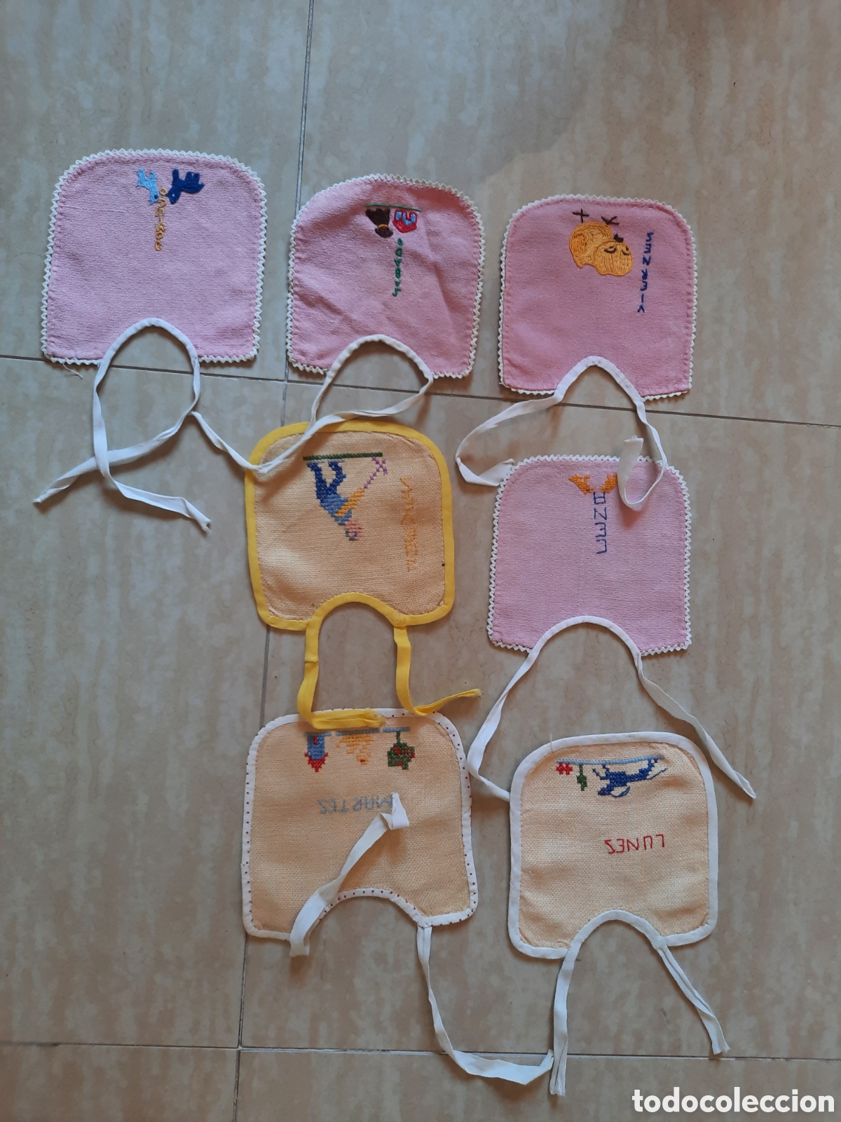 Reproductions Poup&eacute;es Espagnoles: Lote 7 baberos semanales confeccionados artesanalmente