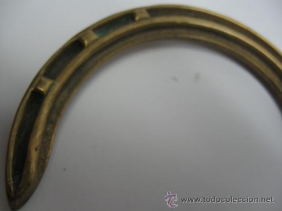Voitures et Motocyclettes: ANTIGUO LOGOTIPO DE COCHE. EN BRONCE. HERRADURA. MIDE 12 X 10 CM.