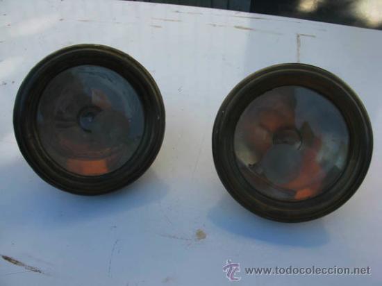 Autos und Motorr&auml;der: Pareja de antiguos faros de coche posiblemente de un FIAT 504, pieza de coleccionista.