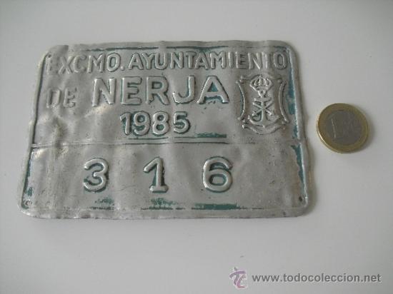 Automobili e Motociclette: Matricula o placa antigua de moto o motocicleta. Ayuntamiento de Nerja (M&aacute;laga) 1985.
