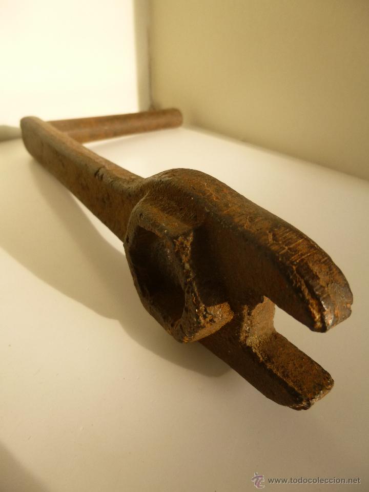 Autos und Motorr&auml;der: ANTIGUA LLAVE DE METAL PARA TUERCAS. LARGO 21 CM. ANCHO 10.5 CM