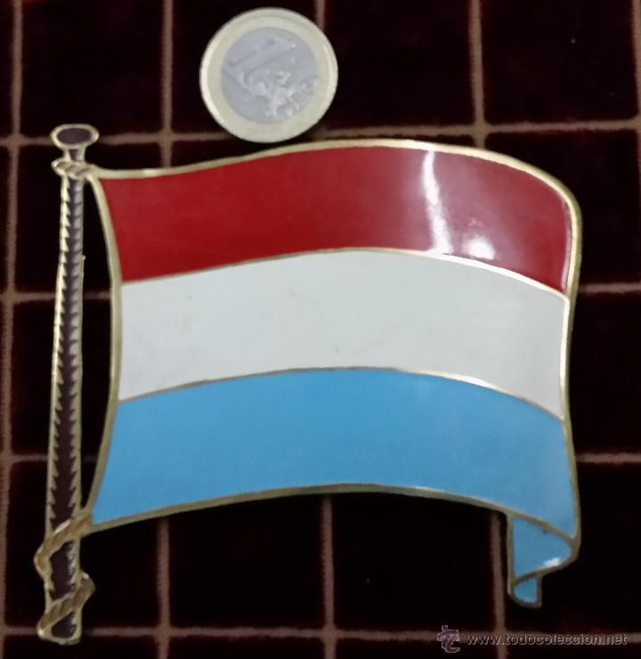 Autos und Motorr&auml;der: BANDERA ESMALTADA PARA TRASERA DE LOS COCHES A&Ntilde;OS 50-60