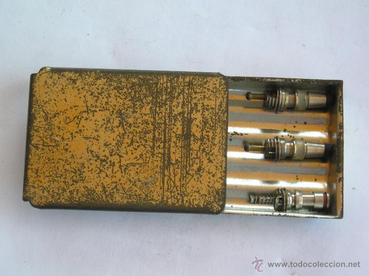 Autos und Motorr&auml;der: **CAJITA DE METAL CON REPUESTOS PARA BICIS O MOTOS, SIN MARCA APARENTE (4 x 2,3 cm)**