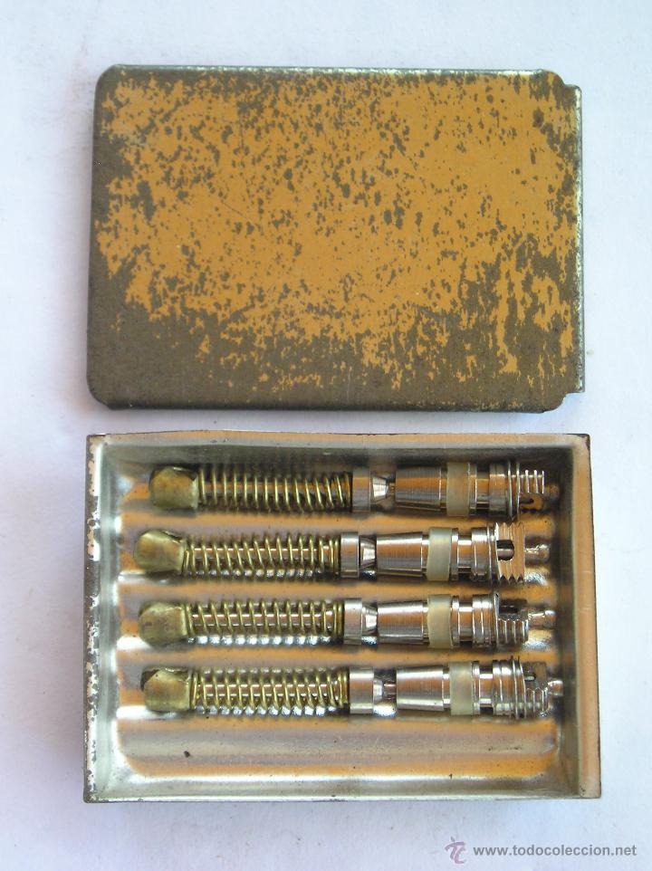Autos und Motorr&auml;der: **CAJITA DE METAL CON REPUESTOS PARA BICIS O MOTOS, SIN MARCA APARENTE (4 x 2,3 cm)**