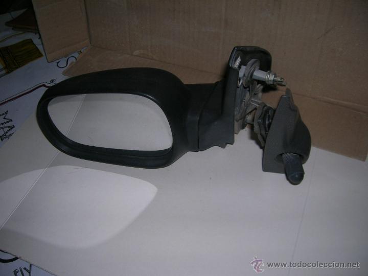 Autos und Motorr&auml;der: Renault Clio 1.9 diesel del 94. Modelo Ipanema. Retrovisor izquierdo.